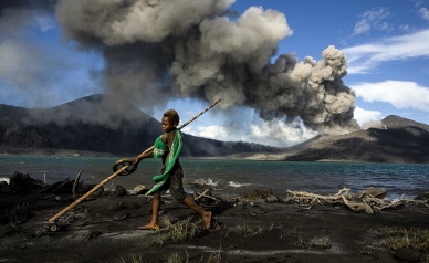 © Ulla Lohmann for Yves Rocher Foundation • Exhibition New Britain and the people of the volcanoes