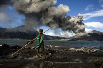 © Ulla Lohmann for Yves Rocher Foundation • Exhibition New Britain and the people of the volcanoes